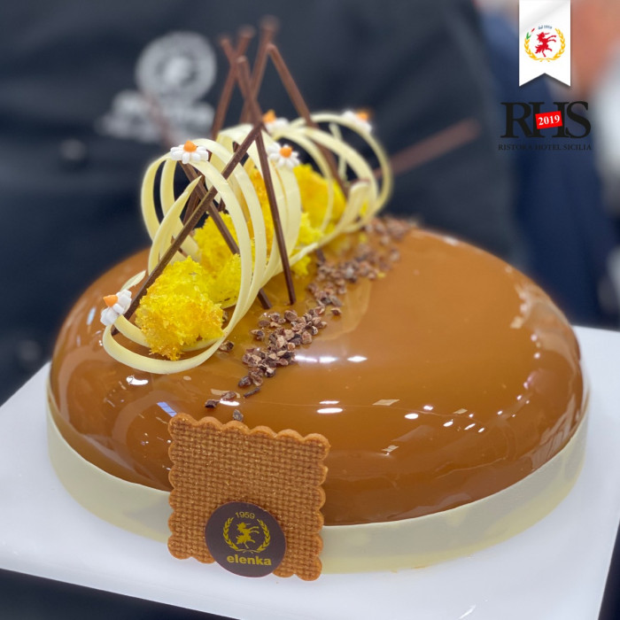 Pro/Chef] Caramel Mirror Glazed Vanilla Mousse Cake : r/food